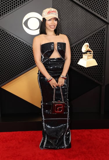 Ebie posa en la alfombra roja de los Grammys 2024 celebrados en el Crypto.com Arena situado en la ciudad de Los Ángeles, en California.