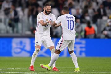 2-1. Karim Benzema celebra el primer gol con Kylian Mbappé.