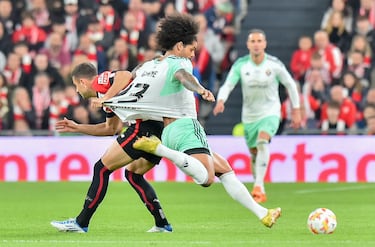El delantero del Athletic, Gorka Guruceta, agarra de la camiseta al defensa del Osasuna, Aridane.