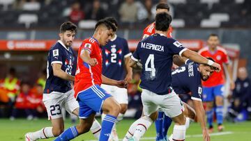 El jugador de la selección chilena, Damián Pizarro, es fotografiado durante el partido de clasificación al Mundial 2026 contra Paraguay.