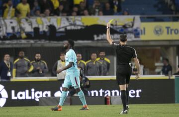 El árbitro Mateu Lahoz enseñó la tarjeta amarilla a Umtiti.
