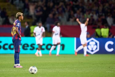 Lamine Yamal, del FC Barcelona, ​​luce abatido tras el segundo gol del Paris Saint-Germain durante el partido de la segunda jornada de la Fase de la Liga de Campeones de la UEFA 2025/26 entre el FC Barcelona y el Paris Saint-Germain en el Estadio Olímpico Lluis Companys.