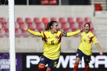 El equipo colombiano venció 7-0 a Uruguay en el debut en la Copa América Femenina con póquer de Catalina Usme y goles de Yoreli Rincón, Daniela Montoya e Isabella Echeverri.