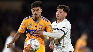 Tigres' Mexican midfielder #22 Raymundo Fulgencio (L) fights for the ball with Pumas' Mexican defender #13 Pablo Monroy (R) during the Torneo Apertura semifinal first leg football match between Pumas and Tigres at Olimpico Universitario stadium in Mexico City, on December 7, 2023. (Photo by Rodrigo Oropeza / AFP)