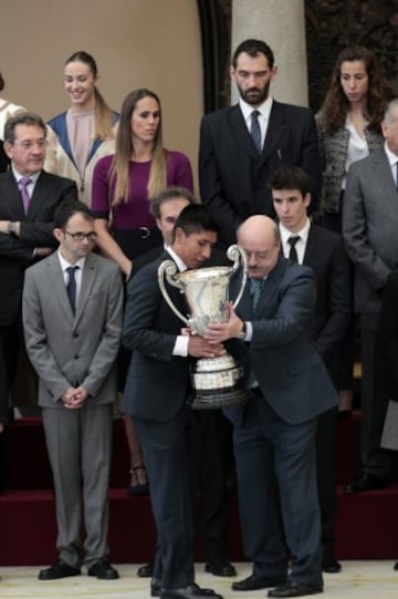 Nairo Quintana con el Trofeo Comunidad Iberoamericana.