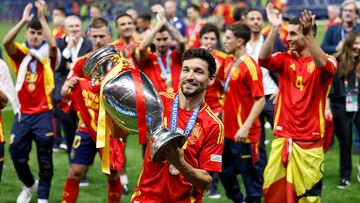 El jugador del Sevilla dejó los colores de España tras alzar la última Eurocopa. Un Mundial (2010), dos Euros (2012 y 2024) y la Nations League 2023 en su extenso palmarés. Un comodín para La Roja, cuya camiseta vistió en 56 ocasiones y con la que hizo cinco goles. El más longevo en un torneo con España.