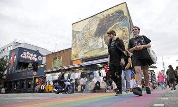 En el  barrio londinense de Camden Town, conocido por sus variopintas calles y reconditos callejones de ladrillo marron, se mezclan devoción por la música y el amor por el fútbol.