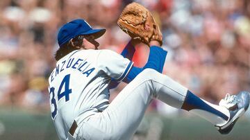 Sin hit ni carrera en 1990
El 29 de junio de 1990 Fernando Valenzuela lanzó un juego sin hit ni carrera con los Dodgers de Los Ángeles ante los Cardenales de San Luis. "El Toro" lanzó las 9.0 entradas sin hit, otorgó tres bases por bolas y ponchó a siete.
Su receptor fue Mike Scioscia y el último out del juego fue una rola para doble play del dominicano Pedro Guerrero, su excompañero de muchos años con los Dodgers.
Ese mismo día el "Cara de piedra" Dave Stewart lanzó un juego sin hit ni carrera con Oakland ante Toronto