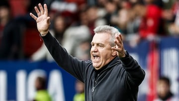 PAMPLONA, 14/05/2024.- El entrenador del Mallorca, Javier Aguirre, reacciona durante el encuentro de la jornada 36 de LaLiga EA Sports entre CA Osasuna y RCD Mallorca, este martes en el Estadio El Sadar, en Pamplona. EFE/Jesús Diges