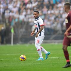 Bustos: “Con Farfán es día a día, no sé como terminó ahora”