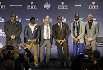 En la imagen de izquierda a derecha: Robert Brazile, Brian Dawkins, Bobby Beathard, Ray Lewis, Randy Moss, y Brian Urlacher. Además fue inducido Jerry Kramer.