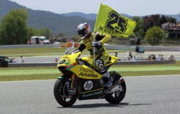 El piloto de Moto2 Maverick Viñales celebra el segundo puesto. 