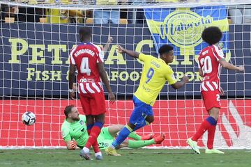 Oblak no puede hacer nada en el temprano gol de Bongonda que supuso el 1-0 para el Cádiz.