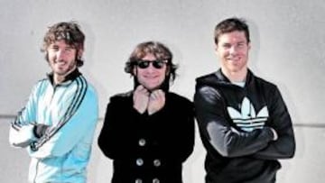 <b>DE PORTADA DE DISCO. </b>Granero, Quique y Xabi se intercambiaron regalos y luego posaron.