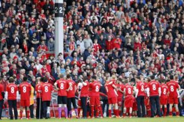 En el último partido del Liverpool en el estadio de Anfield, Gerrard recibió un homenaje de la afición y sus compañeros. El encuentro se disputó ante el Crystal Palace y perdieron 1-3.