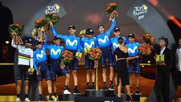 El Movistar festeja en el podio de Par&iacute;s su victoria por equipos en el Tour 2019.