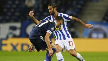 Soccer Football - Champions League - Group C - FC Porto v Olympiacos - Estadio do Dragao, Porto, Portugal - October 27, 2020 FC Porto's Sergio Oliveira in action REUTERS/Rafael Marchante