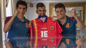 Los tres capitanes de La Rojita posaron para AS con una camiseta de la Selecci&oacute;n de los 90.
