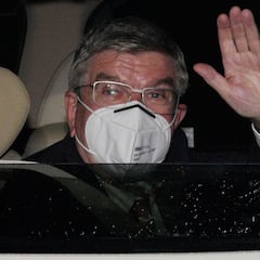 El presidente del COI llega a Tokio en pleno auge de contagios