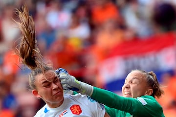 La Eurocopa femenina está dejando para el recuerdo no sólo grandes partidos. También pueden verse curiosas y llamativas imágenes en cada jornada. Como la que ilustra estas líneas, en la que la portera de Suiza, Gaelle Thalmann, golpea la cara de la neerlandesa Romee Leuchter al intentar despejar un balón que acabó en el fondo de la portería.