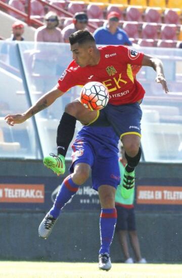 El jugador de Union Española, Cesar Pinares i centro, disputa el balon con Mathias Corujo de Universidad de Chile durante el partido de primera division en el estadio Santa Laura de Santiago, Chile.
