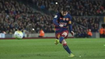 Messi lanza la falta que finalizaría con el primer gol del Barcelona.
