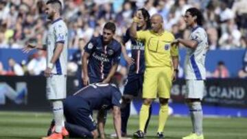 Cavani marca en la victoria del PSG; Ibra se march¨® lesionado