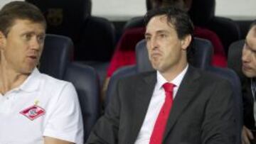 El Spartak del técnico español, en la imagen junto a Igor Ledihakov, no termina de ofrecer su mejor versión.