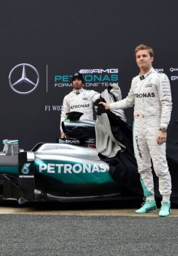 Lewis Hamilton y Nico Rosberg durante la presentación hoy en Montmeló (Barcelona) del nuevo híbrido W07 con el que la escudería pretende defender su liderazgo.