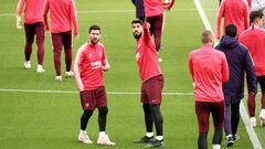 El Barcelona se entren&oacute; en Anfield. Un estadio vac&iacute;o que ya de por s&iacute; impresiona y que hoy arder&aacute; como una caldera en busca de la remontada. Messi, que ya ha jugado ah&iacute;, observ&oacute; todos los detalles, con Luis Su&aac