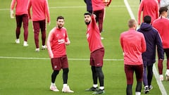 El Barcelona se entren&oacute; en Anfield. Un estadio vac&iacute;o que ya de por s&iacute; impresiona y que hoy arder&aacute; como una caldera en busca de la remontada. Messi, que ya ha jugado ah&iacute;, observ&oacute; todos los detalles, con Luis Su&aac