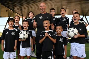 El técnico del Madrid presenta el "Zidane Five Club" un programa de educación y deporte en la localidad de Aix-en-Provence, al sur de Francia cerca de Marsella.