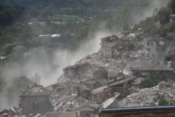 ITA48 ARQUATA DEL TRONTO (ITALIA), 24/08/2016.- Vista de los destrozos causados por el terremoto en la localidad de Arquata del Tronto, en la provincia de Ascoli Piceno, región de Marche, en el centro de Italia, hoy, 24 de agosto de 2016. Al menos 62 personas han muerto y decenas siguen aún desaparecidas tras el terremoto de 6 grados en la escala Ritcher ocurrido hoy en el centro de Italia, según los datos recogidos por los medios de comunicación italianos que se encuentran en los lugares afectados. EFE/Crocchioni