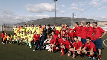 GRAFCAV1327. ORKOIEN, 08/10/2022.- El ex futbolista y ex entrenador Juan Carlos Unzué ha sido homenajeado esta tarde en el campo de fútbol de Orkoien que desde hoy lleva oficialmente su nombre con un partido entre antiguos compañeros de equipo. Unzué que desde en julio de 2020 anunciaba que padece ELA iniciaba un camino público para dar a conocer la enfermedad neurodegenerativa e impulsar la investigación y mejorar las condiciones de vida de las personas afectadas. Unzué ha estado acompañado ademas de por sus familiares por una veintena de jugadores que coincidieron con él en Sevila, Oviedo y Barcelona además de Osasuna.  EFE/Jesús Diges
