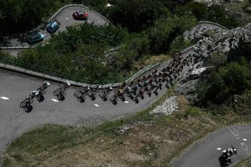 Longitud: 13,8 km / Pendiente media: 8,1% / Rampas m¨¢ximas: 12% / Altitud: 1.850 m. Otra de las grandes y legendarias perlas del Tour. La eterna ¡®serpiente¡¯ que forman sus 21 curvas es una de las m¨¢s simb¨®licas de la historia del ciclismo. A lo largo de los a?os todas ellas han tomado el nombre de los ciclistas que han conquistado su cima en primer lugar. El espa?ol Carlos Sastre firm¨® en sus rampas una machada hist¨®rica en el Tour de 2008 que le permiti¨® subirse a lo m¨¢s alto del podio en los Campos El¨ªseos de aquella edici¨®n.