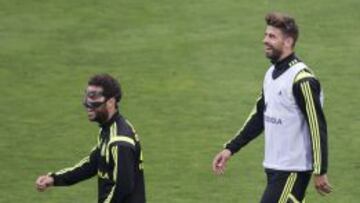 Cesc y Piqué estarán en el once.