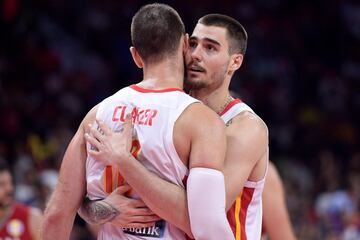 Juan Hernangómez celebra la victoria con Victor Claver.