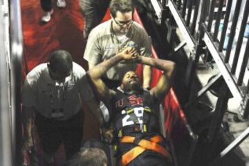 Paul George es trasladado en camilla después de sufrir una grave fractura de tibia y peroné en su pierna derecha.