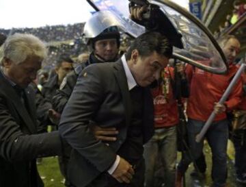 Marcelo Gallardo sale del campo rodeado por la policía durante el Superclásico.