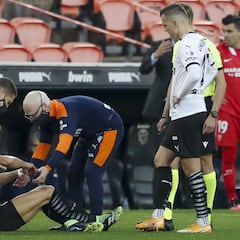 Sin fichajes y con 7 bajas, el Valencia no puede