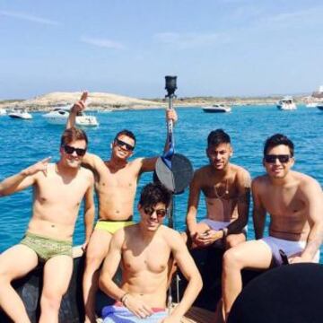 Neymar en la playa con amigos.