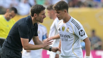 Real Madrid's Spanish coach Xabi Alonso (L) speaks to Real Madrid's Turkish midfielder #15 Arda Guler (R) during the FIFA Club World Cup 2025 semifinal football match between France's Paris Saint-Germain and Spain's Real Madrid at the MetLife stadium in East Rutherford, New Jersey on July 9, 2025. (Photo by JUAN MABROMATA / AFP)