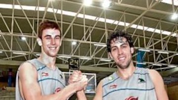 <b>CAMARADERÍA. </b>Víctor Claver y Berni Rodríguez pelean por un puesto, pero en armonía.