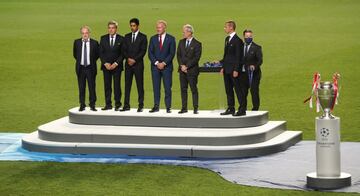 El presidente dela UEFA Aleksander Ceferin con  Nasser Al-Khelaifi y Karl-Heinz Rummenigge.