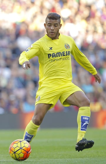 En Julio de 2014 fue traspasado al Villarreal, donde coincidi車 con su hermano Giovani Dos Santos. El 18 de septiembre de 2014 debut車 oficialmente con el "Submarino Amarillo".