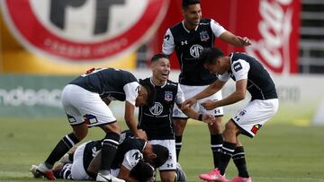Colo Colo festeja un gol frente a Curicó.