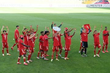Los jugadores del Bayern celebran el título de liga. 