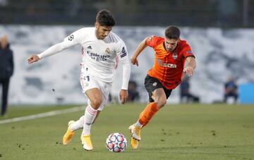 Marco Asensio in action against Shakhtar Donetsk.