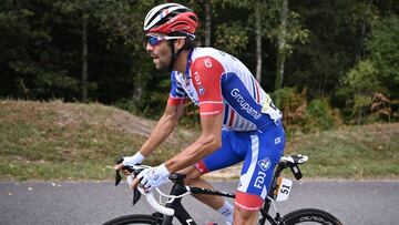 Thibaut Pinot rueda durante la duodécima etapa del Tour de Francia 2020 entre Chauvigny y Sarran.