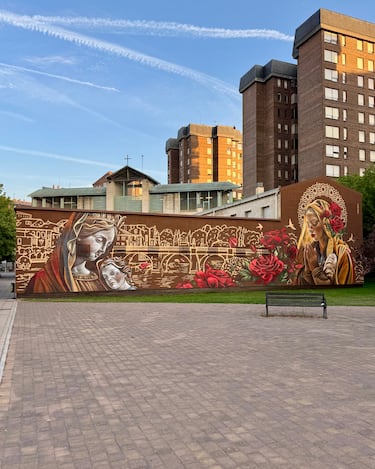 En Miranda de Ebro, una paleta de rosas con acentos turquesa y verde envuelve la fachada. Santa Casilda firma una pieza íntima y luminosa donde la delicadeza cromática se convierte en fuerza visual.